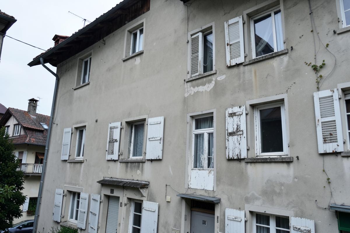 Mehrfamilienhaus, 32 Fenster in Muttenz vor der Fenstersanierung